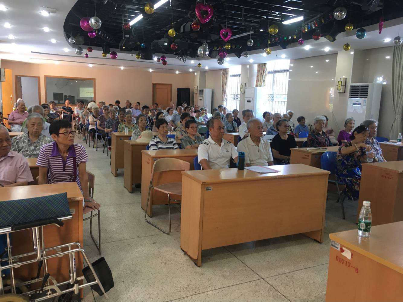 学员们认真听课