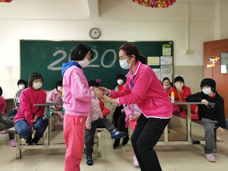 樊丽芬老师在特教课上与孩子互动.jpg