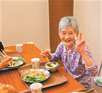 2老人正在长者饭堂用餐.png