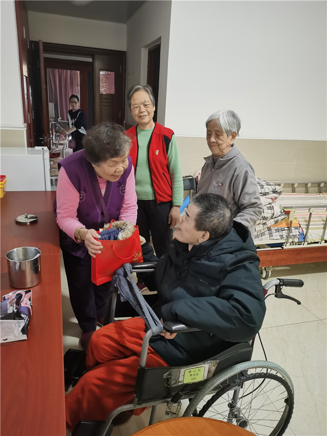 图3：老人志愿者慰问探访特困老人.jpg