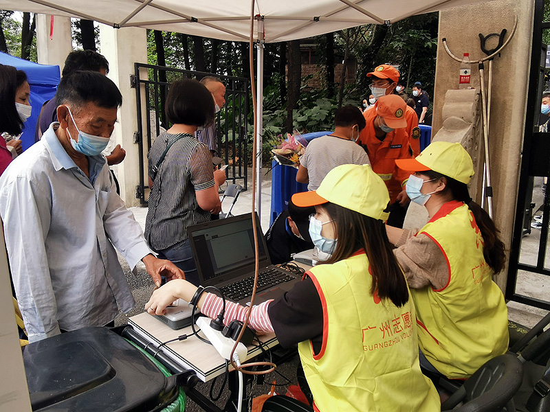 民政志愿者在白云山思园为拜祭群众提供预约核验服务.jpg