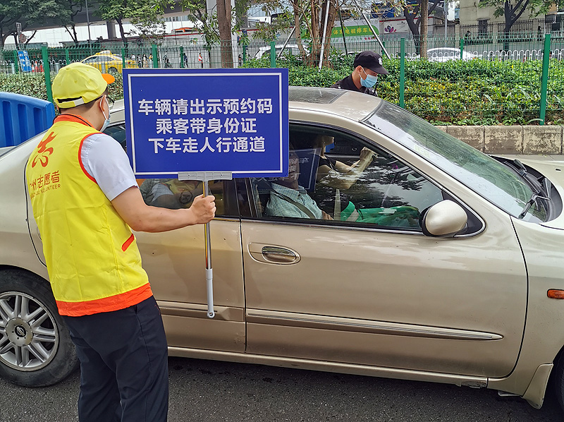 民政志愿者指引车辆有序进入拜祭场所.jpg
