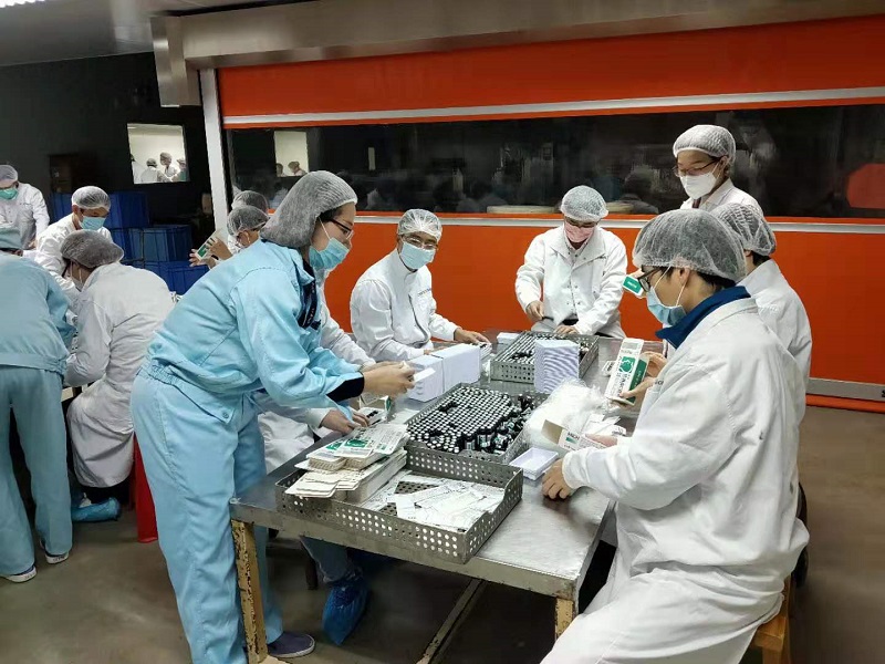 1月26日，香雪制药工作人员在指导志愿者如何打包药物.jpg