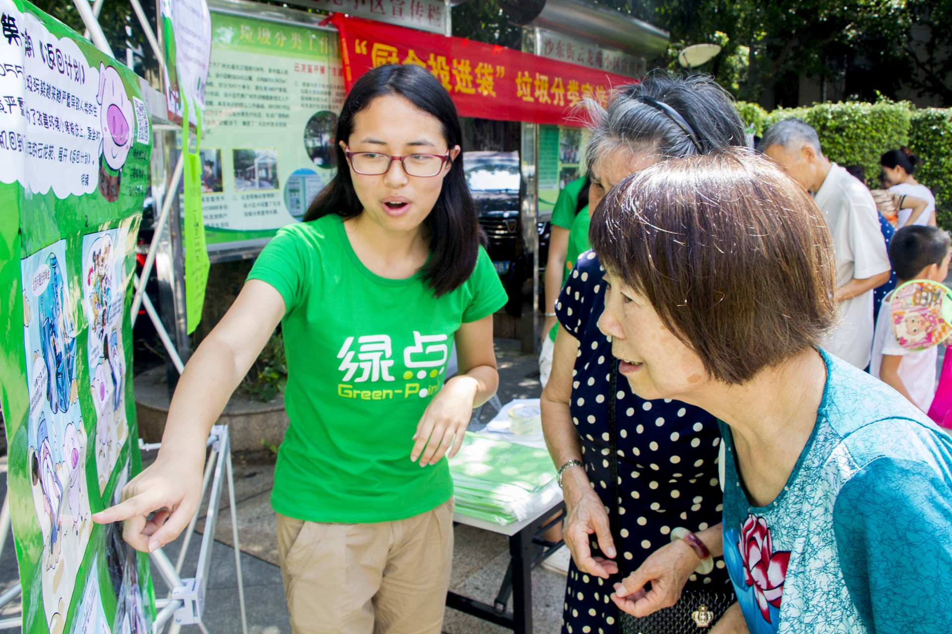 志愿者为居民讲解绿点特别制作的垃圾分类宣传漫画。.jpg