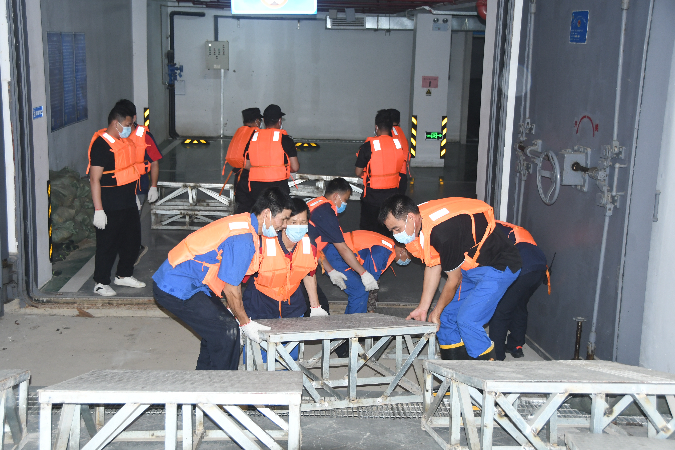 图二：救援人员搬走斜坡垫板以关闭车库入口防水挡板.JPG