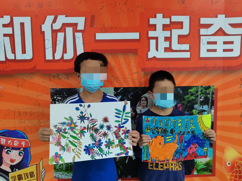 开展童绘“六一”活动.jpg