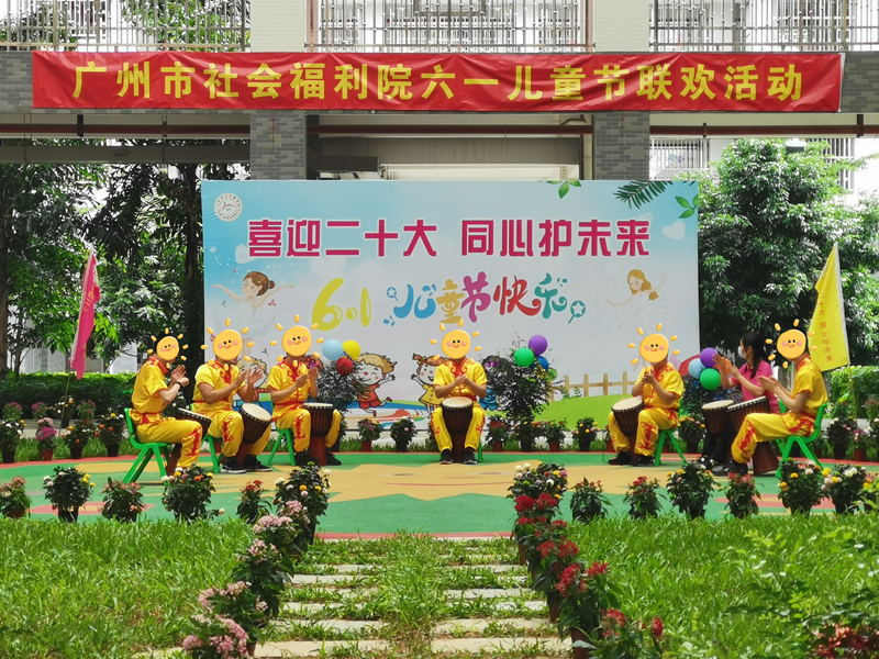 老师和孩子们一起表演非洲鼓.jpg