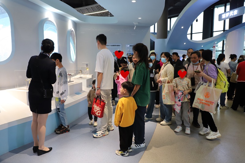 组织困境儿童参观广州市儿童活动中心.jpg